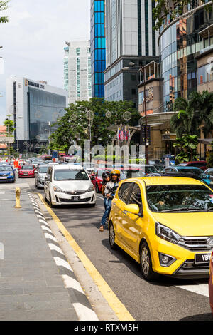 Domenica pomeriggio il traffico su Jalan Bukit Bintang, Kuala Lumpur, Malesia. Foto Stock