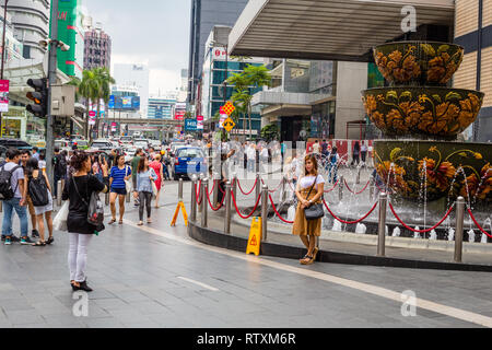 Fontana fuori Pavilion Mall, Jalan Bukit Bintang una domenica pomeriggio, Kuala Lumpur, Malesia. Foto Stock
