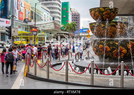 Fontana fuori Pavilion Mall, Jalan Bukit Bintang una domenica pomeriggio, Kuala Lumpur, Malesia. Foto Stock