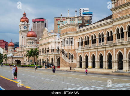 Colonial architettura moresca, Raja Street. La Chiesa cattolica in centro, Palazzo Sultano Abdul Samad in distanza. Kuala Lumpur, Malesia. Foto Stock