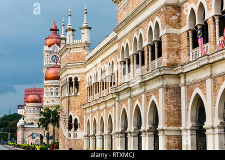 Architettura moresca dall'Era Coloniale Britannica, Palazzo Sultano Abdul Samad in background, Kuala Lumpur, Malesia. Foto Stock