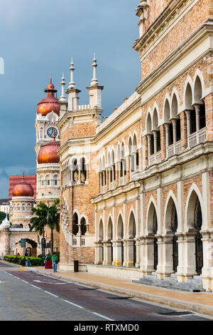 Architettura moresca dall'Era Coloniale Britannica, Palazzo Sultano Abdul Samad in background, Kuala Lumpur, Malesia. Foto Stock