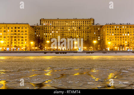 Rotto il ghiaccio sul fiume. Ghiaccio fondente. Contro lo sfondo di edifici urbani Foto Stock