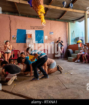 Latin bambini alla festa di compleanno in esecuzione dopo la