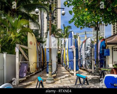 Noleggio di tavole da surf in attesa per i turisti sulla spiaggia di Waikiki on April 29, 2014 in Oahu. La spiaggia di Waikiki è quartiere fronte mare di Honolulu, meglio conosciuto fo Foto Stock