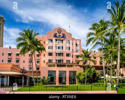 Il Royal Hawaiian Hotel presso la spiaggia di Waikiki di Oahu, il 29 aprile 2014. Aperto nel 1927, storico Royal Hawaiian è soprannominato il "Palazzo Rosa del pa Foto Stock