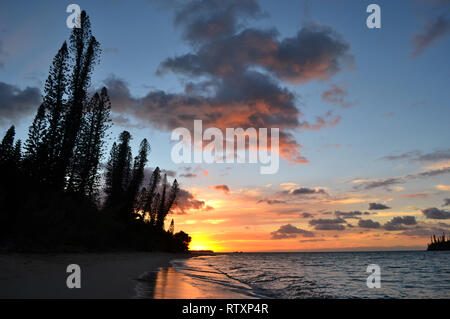 Sunrise in Kanumera Bay, Iles des Pins, Nuova Caledonia, Sud Pacifico Foto Stock