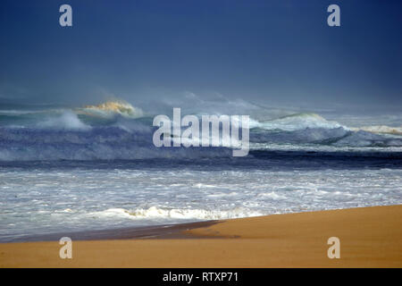 Inverno di onde che si infrangono nella pipeline, North Shore di Oahu, Hawaii, STATI UNITI D'AMERICA Foto Stock