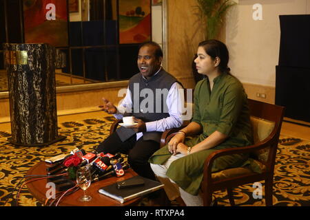 New Delhi, India. 02Mar, 2019. Il dott. K.A. Paolo, fondatore, Praja Shanthi parte insieme con il tesoro di partito Jyoti durante il briefing per i media e annunciare i piani del partito e divulgare il suo futuro corso di azione. Praja Shanthi sarà contestare le elezioni in Andhra Pradesh e Telangana. Credito: Jyoti Kapoor/Pacific Press/Alamy Live News Foto Stock