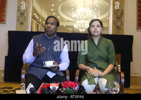 New Delhi, India. 02Mar, 2019. Il dott. K.A. Paolo, fondatore, Praja Shanthi parte insieme con il tesoro di partito Jyoti durante il briefing per i media e annunciare i piani del partito e divulgare il suo futuro corso di azione. Praja Shanthi sarà contestare le elezioni in Andhra Pradesh e Telangana. Credito: Jyoti Kapoor/Pacific Press/Alamy Live News Foto Stock