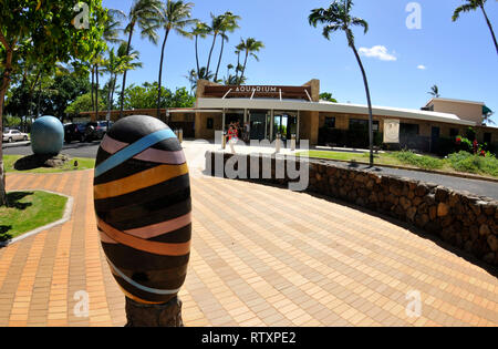 'Tropical Sounds', scultura di Jun Kaneko all'ingresso del Waikiki Aquarium, Oahu, Hawaii, USA Foto Stock