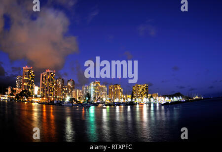 Waikiki città al crepuscolo, Honolulu Oahu, Hawaii, STATI UNITI D'AMERICA Foto Stock