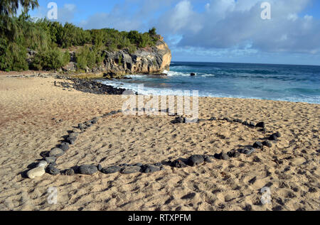 Cuore di roccia sulla sabbia della spiaggia di naufragio in Poipu, Kauai, Hawaii, STATI UNITI D'AMERICA Foto Stock