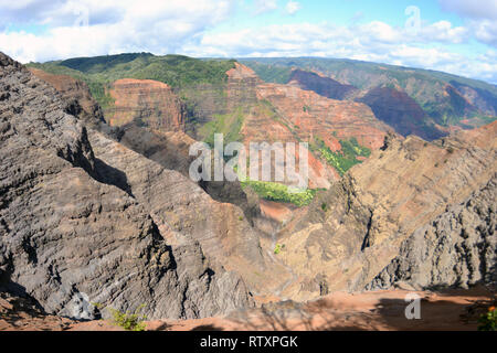 Il Canyon di Waimea, il Grand Canyon del Pacifico", dal punto di vista della PUU Ka Pele lookout, Kauai, Hawaii, STATI UNITI D'AMERICA Foto Stock