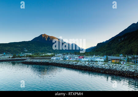 Settembre 15, 2018 - Skagway AK: calma la mattina presto del piccolo porto allo spuntar del giorno. Foto Stock