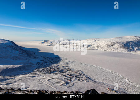 Dalla cima del monte Duval che si affaccia su tutta la città di Pangnirtung Foto Stock