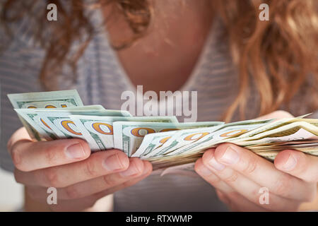 Primo piano della donna mani count us dollar denaro Foto Stock