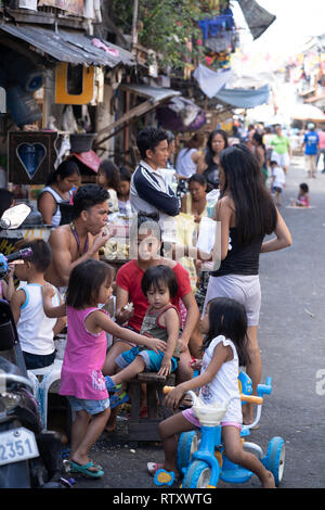 Una tipica comunità filippina entro una delle baraccopoli di Cebu, Filippine Foto Stock