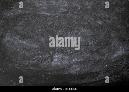 Abstract Chalk sfregate sulla lavagna per background. La texture per aggiungere testo o grafica. Foto Stock