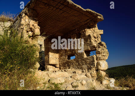 Antico e abbandonato edificio rovinato nel monastero di Latrun zona. Centrale di Israele. Foto Stock