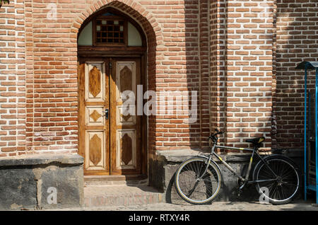 ARDABIL,IRAN- Settembre 26, 2018: bicicletta vicino al muro del giardino, vicino alla tomba di Sheikh Safi al-Din, Ardabil, Iran settentrionale. Foto Stock