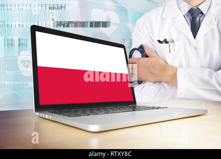 La Polonia sistema sanitario in tema tech. Bandiera polacca sullo schermo del computer. Dottore in piedi con uno stetoscopio in ospedale. E Cryptocurrency Blockchain co Foto Stock