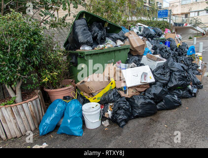 Haifa, Israele - 9 February 2019 : cumuli di rifiuti sul marciapiede a causa di sciopero Foto Stock