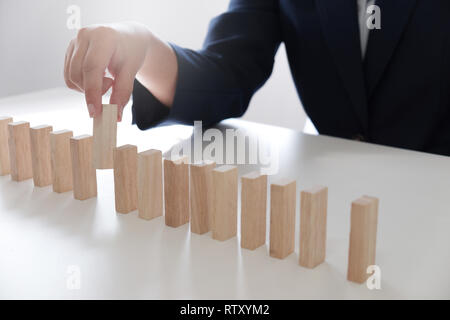 Rischio di pianificazione e strategia in imprenditore il gioco d'azzardo porre dei blocchi di legno stag. Il concetto di business per la crescita e il successo processo. Foto Stock