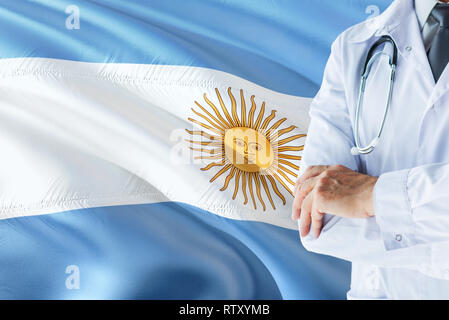 Medico argentino in piedi con uno stetoscopio sulla bandiera argentina sfondo. Sistema sanitario nazionale concetto, tema medico. Foto Stock