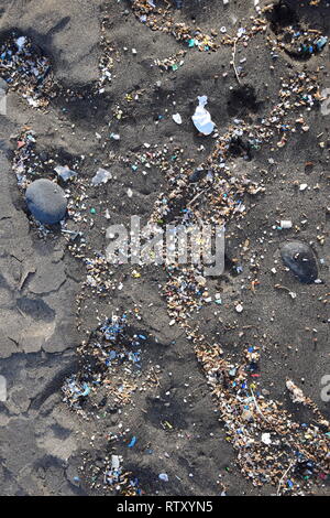 Le piccole parti in plastica e microplastics nella sabbia della spiaggia di Famara, Lanzarote, Spagna. Foto Stock