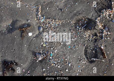 Le piccole parti in plastica e microplastics nella sabbia della spiaggia di Famara, Lanzarote, Spagna. Foto Stock