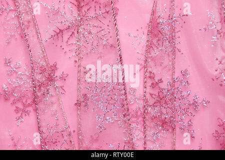 Un abstract texture di sfondo close up dettaglio in un Natale nastro rosa glitter con i fiocchi di neve Foto Stock