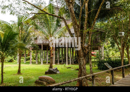 Tradizionali case di legno. Melanau Tall in Kuching a Sarawak villaggio della cultura. Borneo. Malaysia. Foto Stock