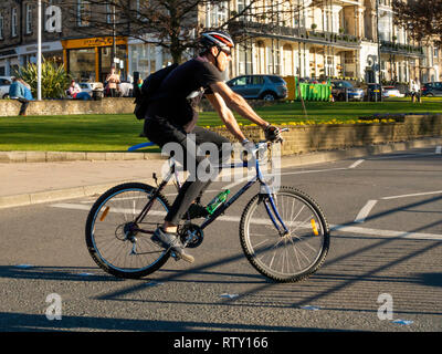 Un giovane uomo che cavalca una off road sport sport bicicletta in Harrogate Town Center North Yorkshire Foto Stock