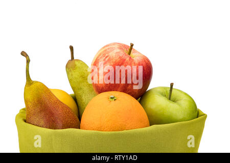 Verde e un cesto di frutta fresca con mele, arance e pere. Foto Stock