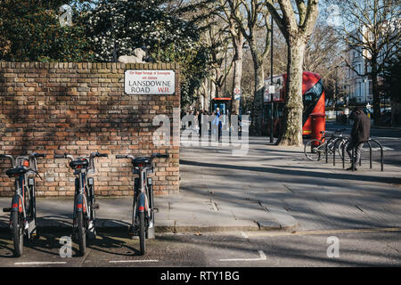 London, Regno Unito - 23 Febbraio 2019: Santander di cicli su Lansdowne Road, Holland Park, Londra. Santander cicli sono parte di trasporto per Londra e sono un Foto Stock
