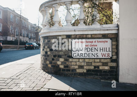 London, Regno Unito - 23 Febbraio 2019: Campden Hill Gardens nome strada segno su un muro di mattoni nel Royal Borough di Kensington e Chelsea, un affluente area Foto Stock