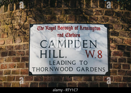 London, Regno Unito - 23 Febbraio 2019: Campden Hill Street nome segno su un muro bianco nel Royal Borough di Kensington e Chelsea, un affluente area in Occidente Foto Stock