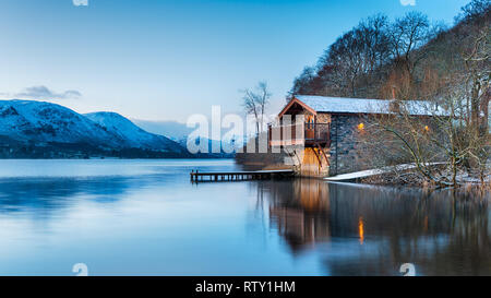 Alba presso la vecchia casa-barca sull'Ullswater a Pooley Bridge nel Parco nazionale del Lake District in Cumbria Foto Stock