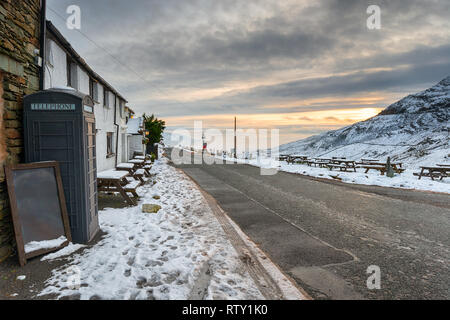 Inverno sulla sommità del Kirkstone Pass nel parco nazionale del Lake District in Cumbria Foto Stock