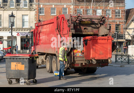 Salisbury, Wiltshire, Inghilterra, Regno Unito. Febbraio 2019. Carico operativo una dimensione commerciale red cassonetto in un camion nel centro della citta'. Foto Stock