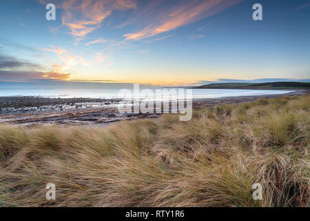 Sunrise over New England Bay a Kirkmaiden sulla costa di Galloway in Scozia Foto Stock