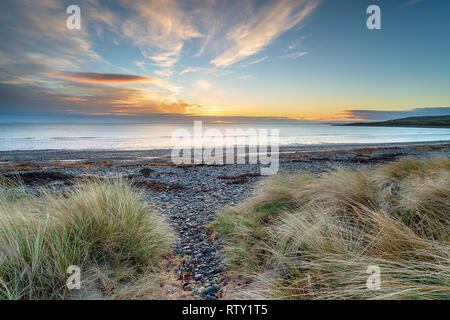 Bellissima alba al New England Bay nelle vicinanze Ardwell sul Galloway costa della Scozia Foto Stock