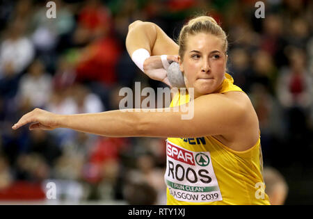 In Svezia il Fanny Roos in azione durante le donne del colpo messo durante il giorno tre Europei Indoor di Atletica a Emirates Arena, Glasgow. Foto Stock