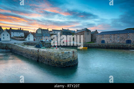 Tramonto al grazioso porto di pescatori di Dinnet in Aberdeenshire in Scozia Foto Stock