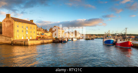 Luce della Sera al porto di Burghead vicino al Elgin sulla costa est della Scozia Foto Stock