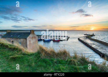 Tramonto sul porto di Burghead vicino al Elgin sulla costa est della Scozia Foto Stock