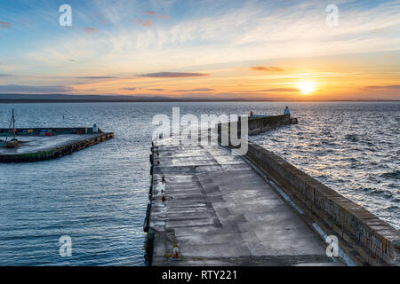 Tramonto sul molo Burghead vicino al Elgin sulla costa est della Scozia Foto Stock