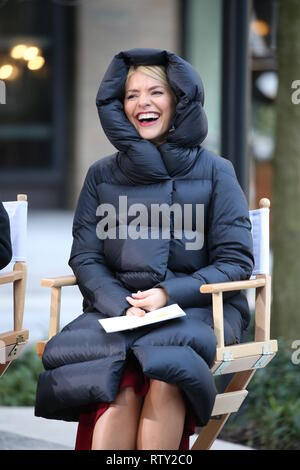 Phillip Schofield e Holly Willoughby sfidare il freddo durante le riprese al di fuori al ITV studios. Phillip tenta di mantenere il caldo indossando leggings sulla sua testa e Holly è avvolto accogliente in un corpo pieno lunghezza camicia puffa. Dotato di: Holly Willoughby dove: Londra, Regno Unito quando: 31 Gen 2019 Credit: rocciosa/WENN.com Foto Stock