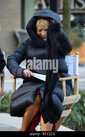 Phillip Schofield e Holly Willoughby sfidare il freddo durante le riprese al di fuori al ITV studios. Phillip tenta di mantenere il caldo indossando leggings sulla sua testa e Holly è avvolto accogliente in un corpo pieno lunghezza camicia puffa. Dotato di: Holly Willoughby dove: Londra, Regno Unito quando: 31 Gen 2019 Credit: rocciosa/WENN.com Foto Stock